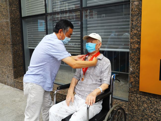 汪啟來為張建黨佩戴“光榮在黨50年”紀(jì)念章（修圖）.jpg