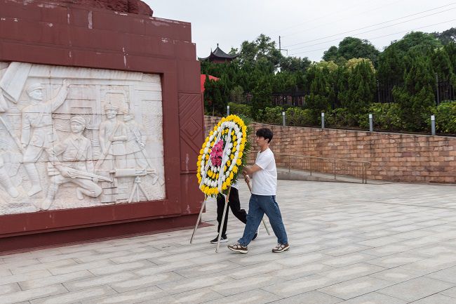 敬獻(xiàn)花圈（修圖）.jpg